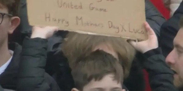 开云全站-和母亲节冲突，小球迷举牌：抱歉妈妈，但我是首次现场看曼联