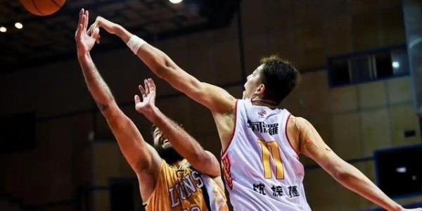 CBA四强轮廓初现，胡金秋17+11定乾坤，内线为王的时代又回来了？