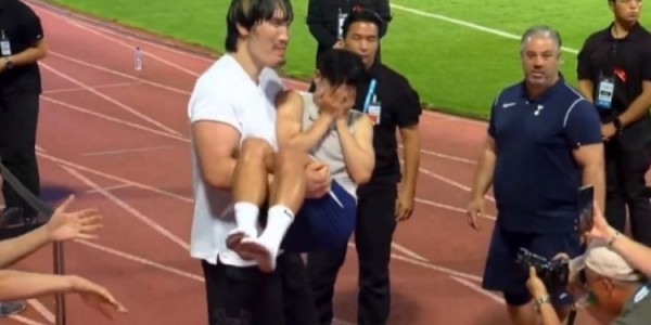 娇羞孙哥孙兴慜被韩国2米18格斗明星公主抱，害羞得捂脸