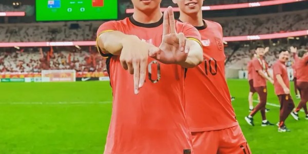 kaiyun-国足球员李镇全摆出康康同款pose，重庆季后赛两人曾见过面