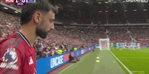 开云首页登录-进了就神了！B费角球开到弧顶，阿玛德凌空抽射被杜布拉夫卡扑出