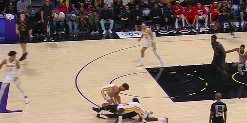 有点浪！东契奇失误丢球反抢犯规 还赔上一个技犯